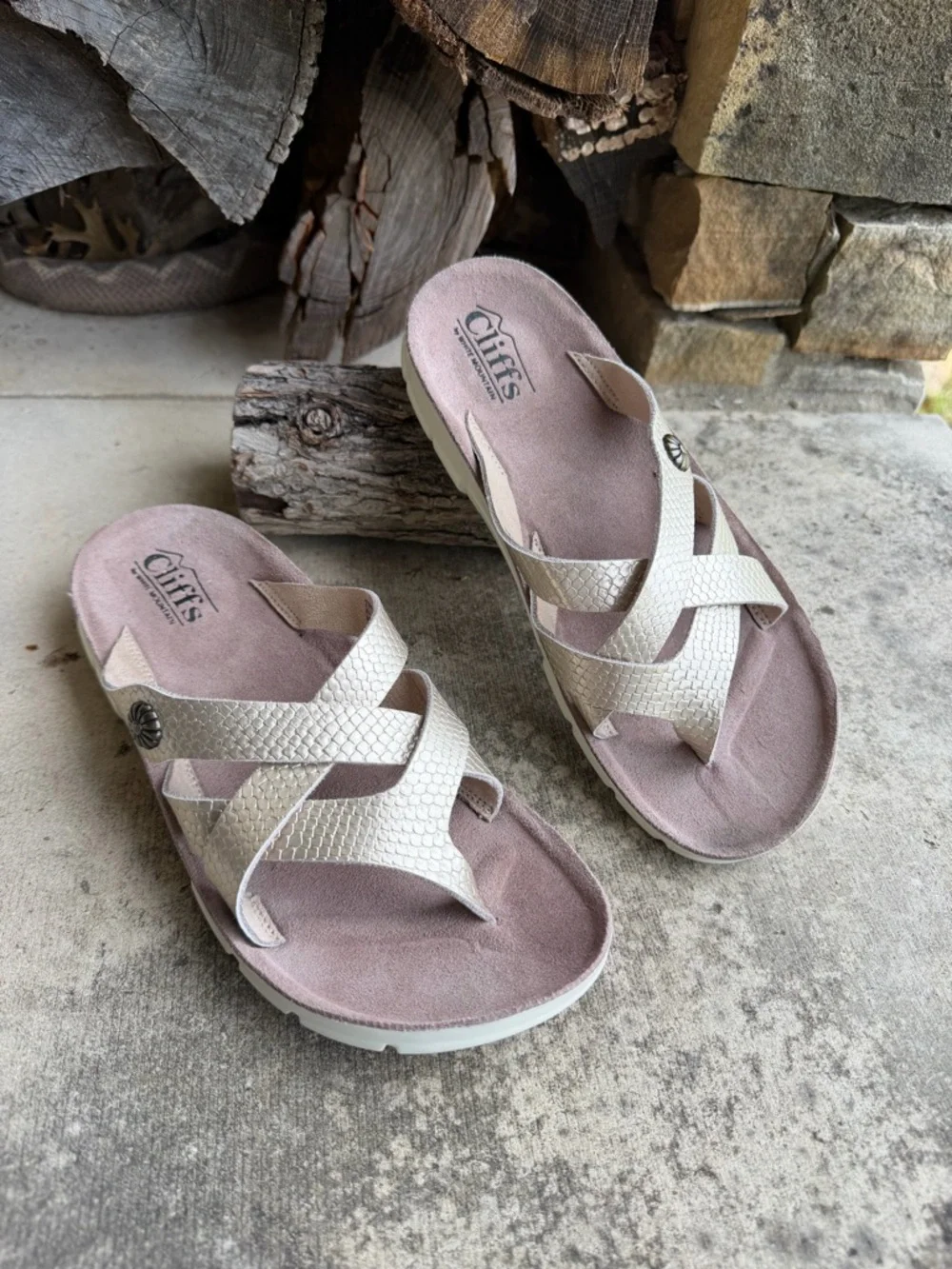 Cliffs by‎ WHITE MOUNTAIN Women's Metallic Crisscross Sandals Sz-7M.  Y